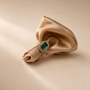Anello in Oro Bianco, Smeraldo e Diamanti