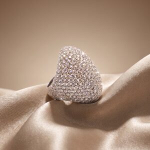 Anello a Fascia in Oro Bianco con Pavé di Diamanti