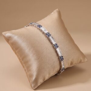 Bracciale a Barre in Oro Bianco con Diamanti Baguette e Zaffiri
