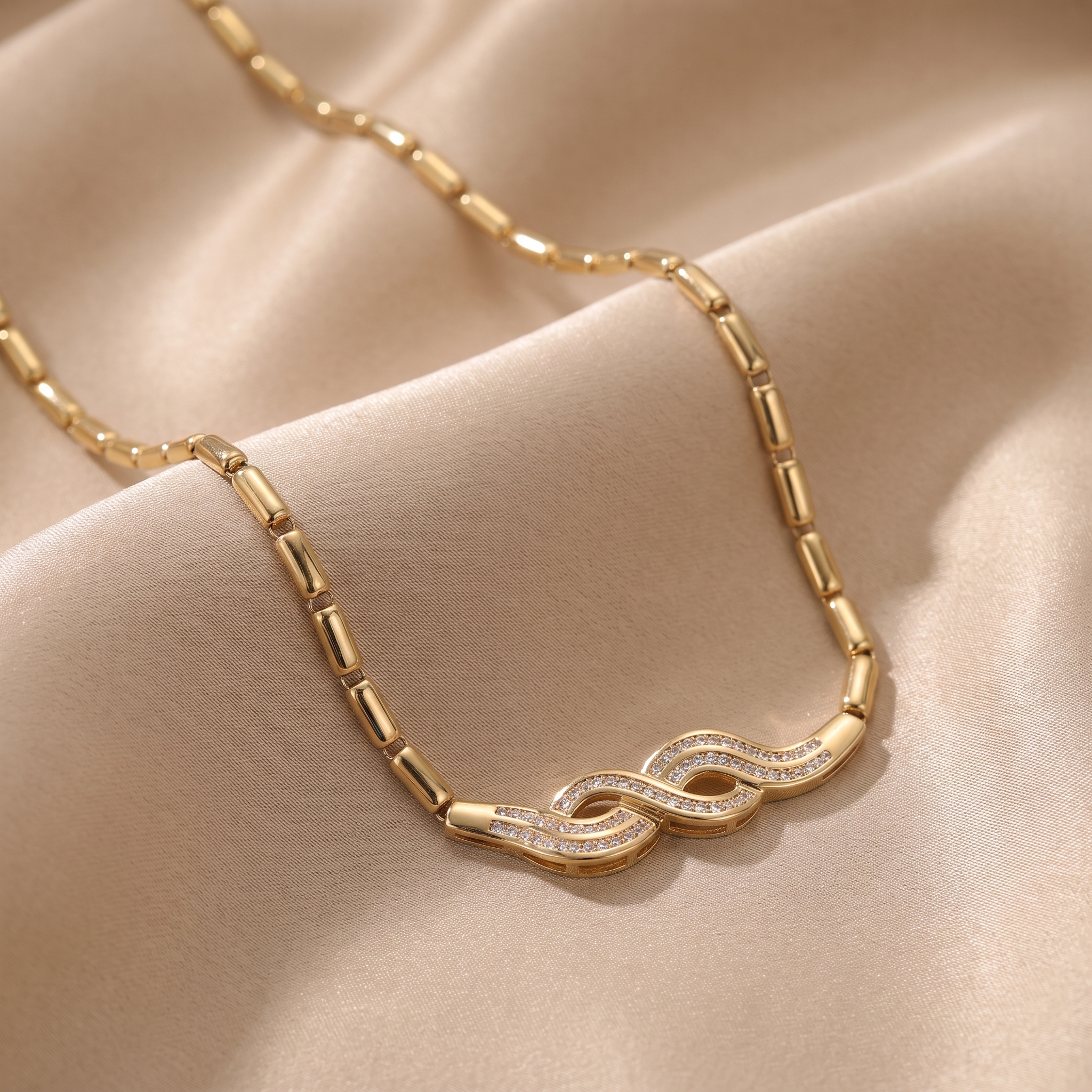 collana dorata infinito